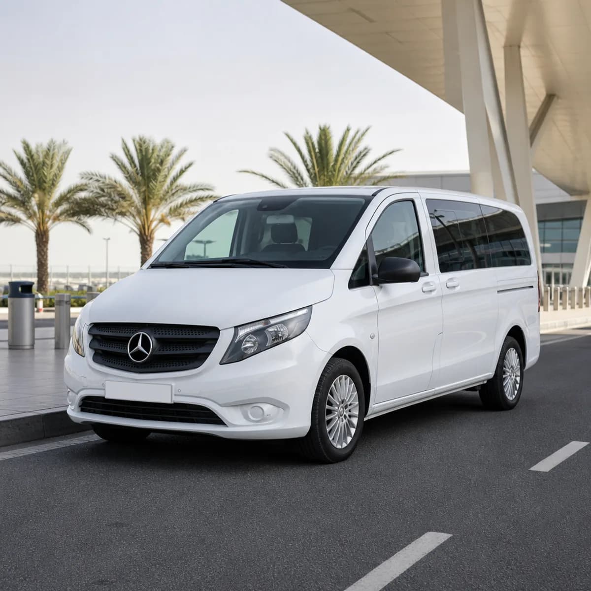 Minivan blanc SafarWay pour transfert aéroport au Maroc